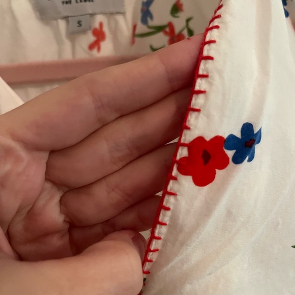 Olivia James The Label White Elizabeth Top w/ red stitch & red & blue flowers - Picture 2 of 3